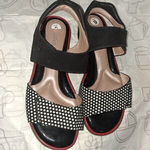 STUNNING VINTAGE "BEAUTIFEEL" SANDALS. SIZE 9 "ROMI".